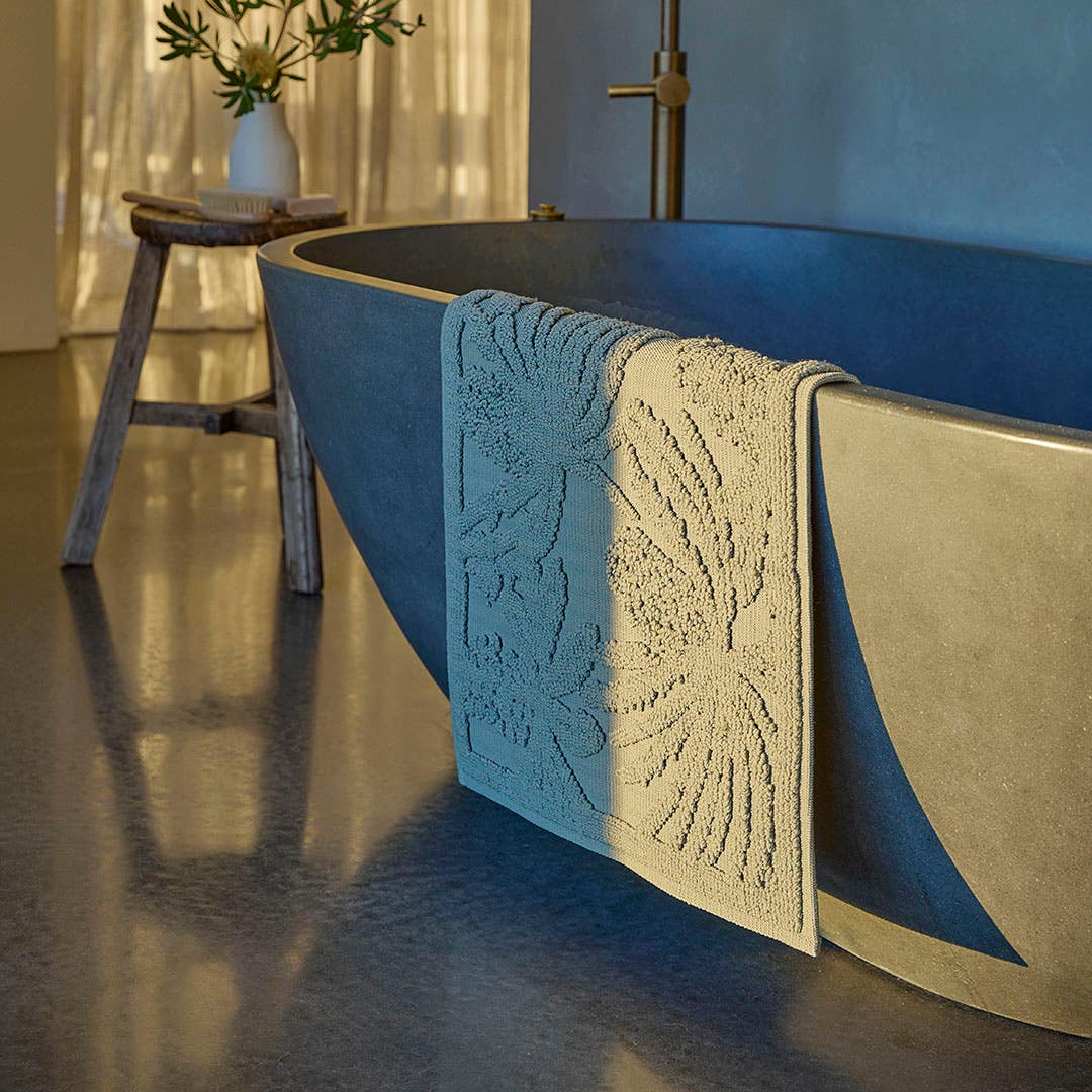 https://s3-ap-southeast-2.amazonaws.com/fusionfactory.commerceconnect.bbnt.production/pim_media/000/167/031/AUS_LS_Bathrooms-Banksia_Bath_Matt-Linear_Ceramic_Vase_SI.jpg?1722838763