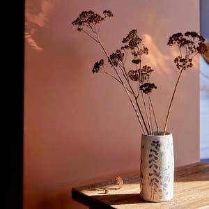 https://s3-ap-southeast-2.amazonaws.com/fusionfactory.commerceconnect.bbnt.production/pim_media/000/167/124/AUS_LS_Decorator_Esta_Vase_SI.jpg?1722923479