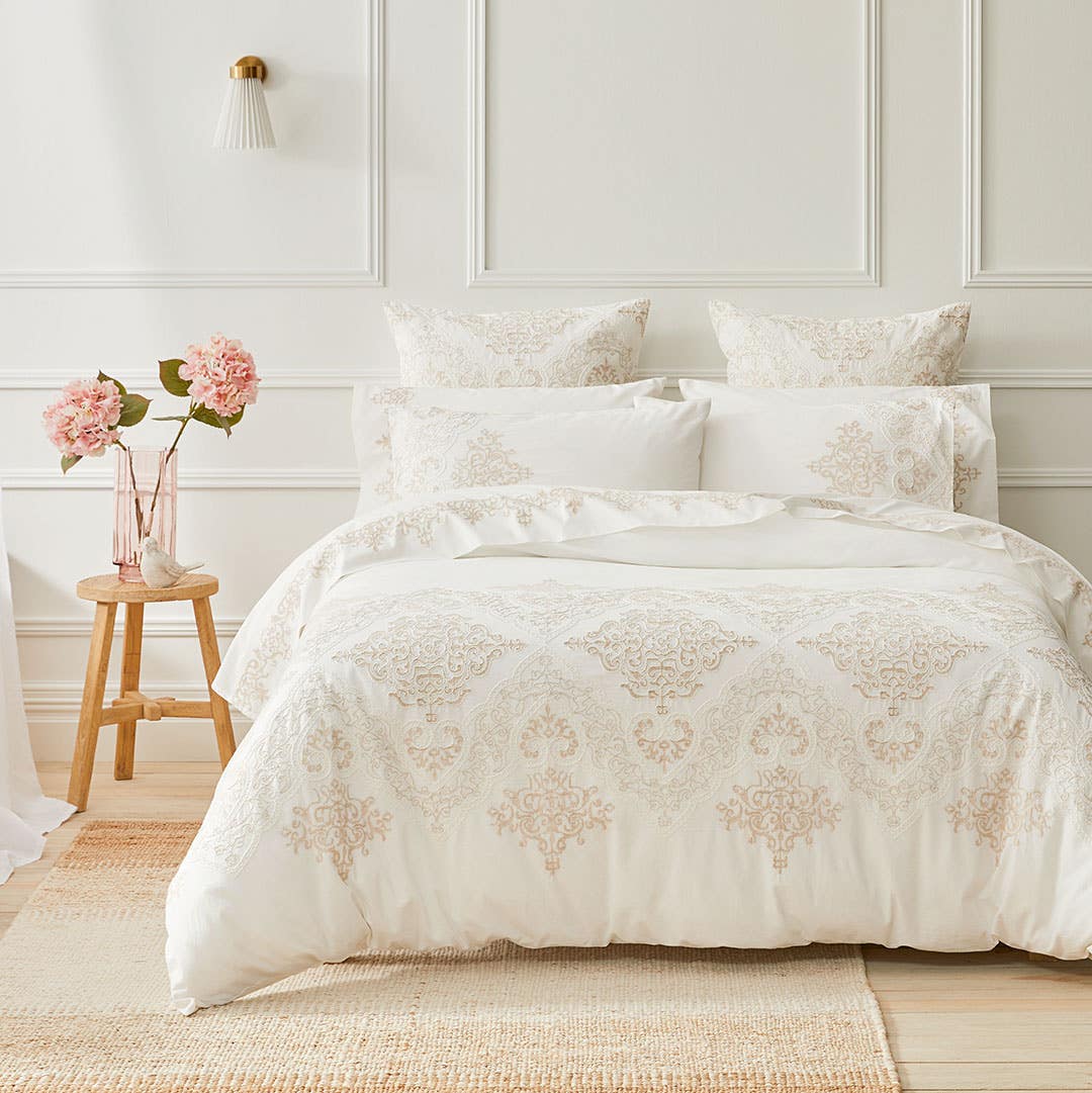 https://s3-ap-southeast-2.amazonaws.com/fusionfactory.commerceconnect.bbnt.production/pim_media/000/167/413/B_B_S24-25_Bedlinen_BOP_Jolie_QQC_Alt_SI.jpg?1723430201