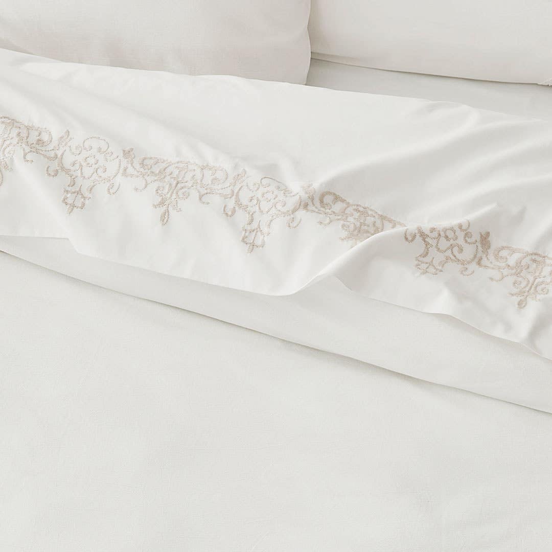 https://s3-ap-southeast-2.amazonaws.com/fusionfactory.commerceconnect.bbnt.production/pim_media/000/169/098/B_B_S24-25_Bedlinen_BOP_Jolie_QQC_Detail_1_SHEET_SI.jpg?1725405796