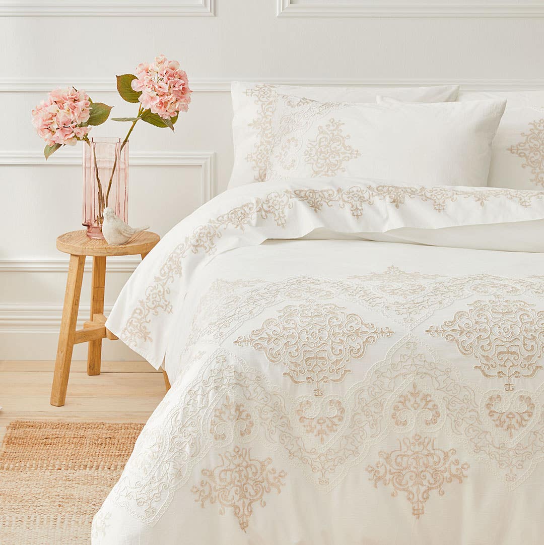 https://s3-ap-southeast-2.amazonaws.com/fusionfactory.commerceconnect.bbnt.production/pim_media/000/167/417/B_B_S24-25_Bedlinen_BOP_Jolie_QQC_Marketing_2_SI.jpg?1723430202