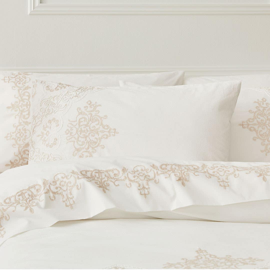 https://s3-ap-southeast-2.amazonaws.com/fusionfactory.commerceconnect.bbnt.production/pim_media/000/167/412/B_B_S24-25_Bedlinen_BOP_Jolie_QQC_Pillow_SI.jpg?1723430201