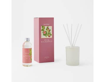 https://s3-ap-southeast-2.amazonaws.com/fusionfactory.commerceconnect.bbnt.production/pim_media/000/200/921/B_B_S25-26_Lumiere-Diffuser-150ml_Eucalyptus-Fig_26478708_SI.jpg?1757634658