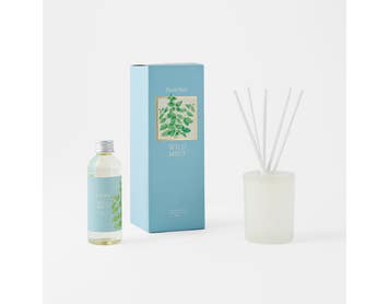 https://s3-ap-southeast-2.amazonaws.com/fusionfactory.commerceconnect.bbnt.production/pim_media/000/200/932/B_B_S25-26_Lumiere-Diffuser-150ml_Wild-Mint_26478706_SI.jpg?1757635791