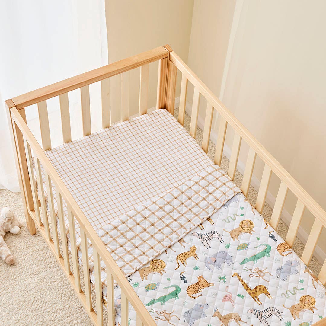 https://s3-ap-southeast-2.amazonaws.com/fusionfactory.commerceconnect.bbnt.production/pim_media/000/193/631/Baby_Finch_W25_BOP_Baby_Animals_Fitted_Cot_Sheet_Check_SI.jpg?1744596824