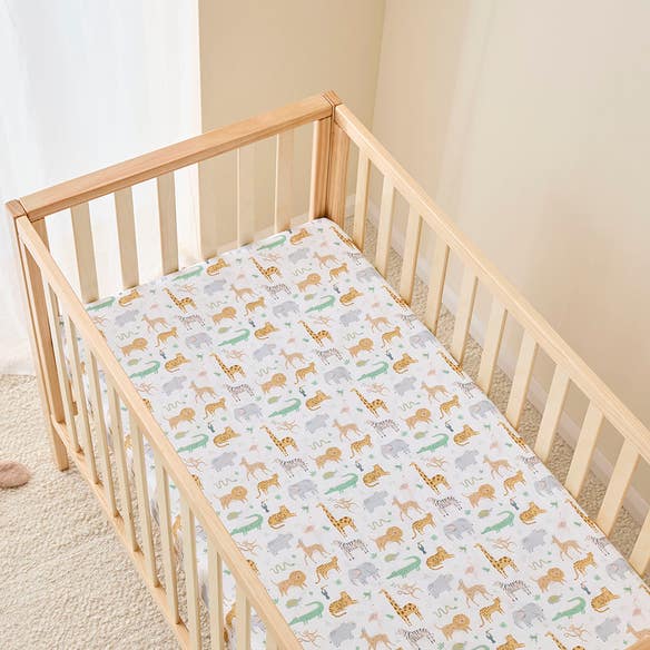 https://s3-ap-southeast-2.amazonaws.com/fusionfactory.commerceconnect.bbnt.production/pim_media/000/193/622/Baby_Finch_W25_BOP_Jungle_Friends_Fitted_Cot_Sheet-V2_SI.jpg?1744596425