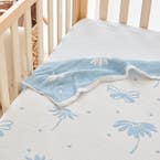 https://s3-ap-southeast-2.amazonaws.com/fusionfactory.commerceconnect.bbnt.production/pim_media/000/193/488/Baby_Finch_W25_BOP_Sun-Daisy_Blanket_RV-Detail-1_SI.jpg?1744326678
