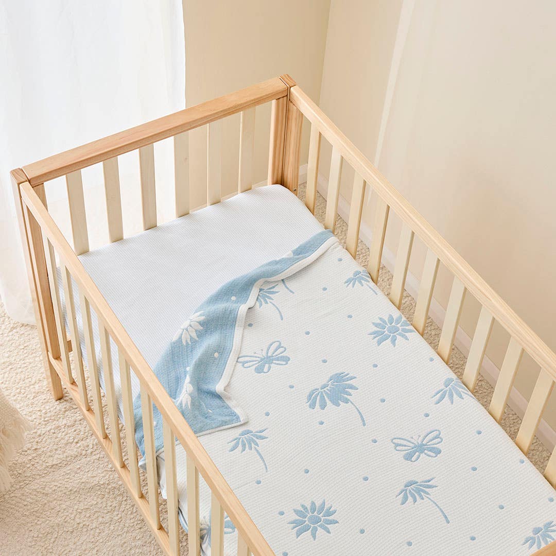https://s3-ap-southeast-2.amazonaws.com/fusionfactory.commerceconnect.bbnt.production/pim_media/000/193/487/Baby_Finch_W25_BOP_Sun-Daisy_Blanket_RV_SI.jpg?1744326677