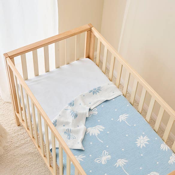 https://s3-ap-southeast-2.amazonaws.com/fusionfactory.commerceconnect.bbnt.production/pim_media/000/193/489/Baby_Finch_W25_BOP_Sun-Daisy_Blanket_SI.jpg?1744326678