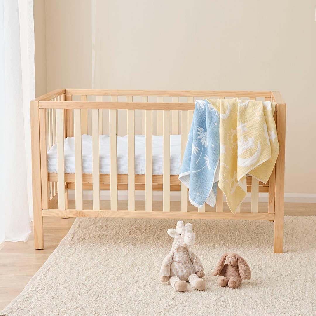 https://s3-ap-southeast-2.amazonaws.com/fusionfactory.commerceconnect.bbnt.production/pim_media/000/193/654/Baby_Finch_W25_BOP_Sun-Daisy_Teddy_Moon_Blanket_LS_SI.jpg?1744597567