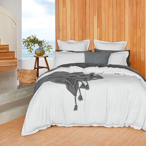 https://s3-ap-southeast-2.amazonaws.com/fusionfactory.commerceconnect.bbnt.production/pim_media/000/158/043/CH_Bedlinen_Lifestyle_2024_Draper_QQC_SI.jpg?1704322728