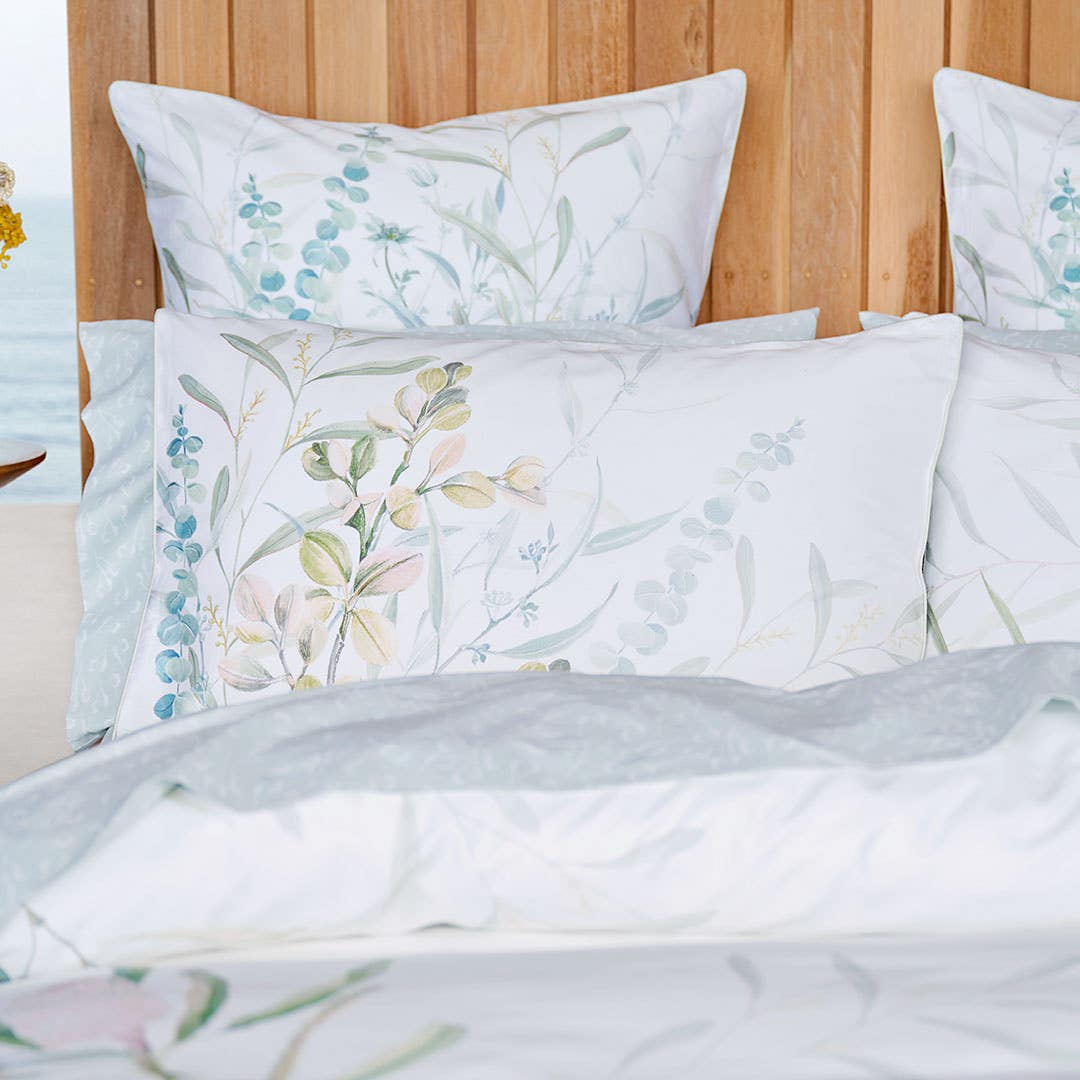 https://s3-ap-southeast-2.amazonaws.com/fusionfactory.commerceconnect.bbnt.production/pim_media/000/157/712/CH_Bedlinen_Lifestyle_2024_Kimberley_QQC_Pillow_SI.jpg?1703204242