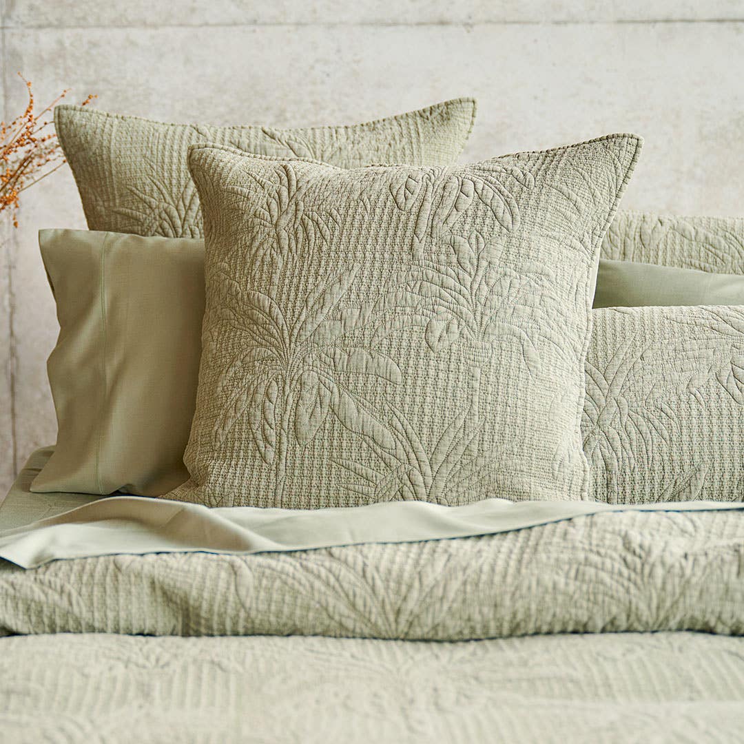 https://s3-ap-southeast-2.amazonaws.com/fusionfactory.commerceconnect.bbnt.production/pim_media/000/157/535/CH_Bedlinen_Lifestyle_2024_Palmer_QQC_Euro_SI.jpg?1702961659