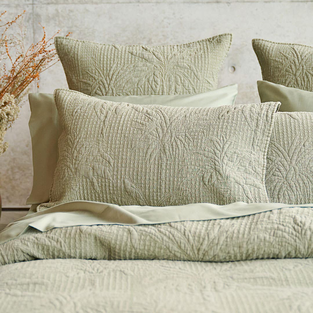https://s3-ap-southeast-2.amazonaws.com/fusionfactory.commerceconnect.bbnt.production/pim_media/000/157/534/CH_Bedlinen_Lifestyle_2024_Palmer_QQC_Pillow_SI.jpg?1702961654