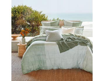 https://s3-ap-southeast-2.amazonaws.com/fusionfactory.commerceconnect.bbnt.production/pim_media/000/157/734/CH_Bedlinen_Lifestyle_2024_Peridot_QQC_SI.jpg?1703204823