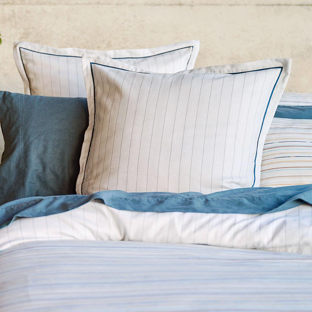 https://s3-ap-southeast-2.amazonaws.com/fusionfactory.commerceconnect.bbnt.production/pim_media/000/157/762/CH_Bedlinen_Lifestyle_2024_Truman_QQC_Euro_SI.jpg?1703205239