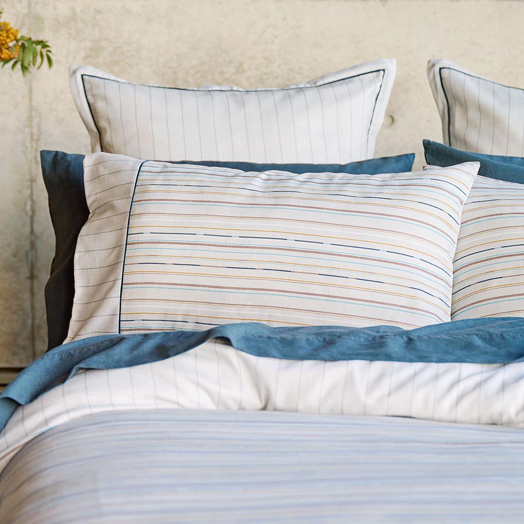 https://s3-ap-southeast-2.amazonaws.com/fusionfactory.commerceconnect.bbnt.production/pim_media/000/157/761/CH_Bedlinen_Lifestyle_2024_Truman_QQC_Pillow_SI.jpg?1703205232