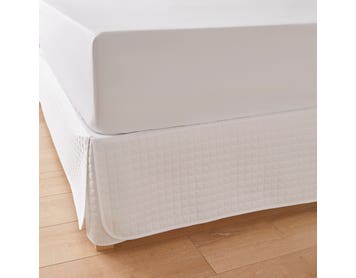 https://s3-ap-southeast-2.amazonaws.com/fusionfactory.commerceconnect.bbnt.production/pim_media/000/151/115/CH_Essentails_Padded_QVL_Paris_White_Detail_SI.jpg?1686870432