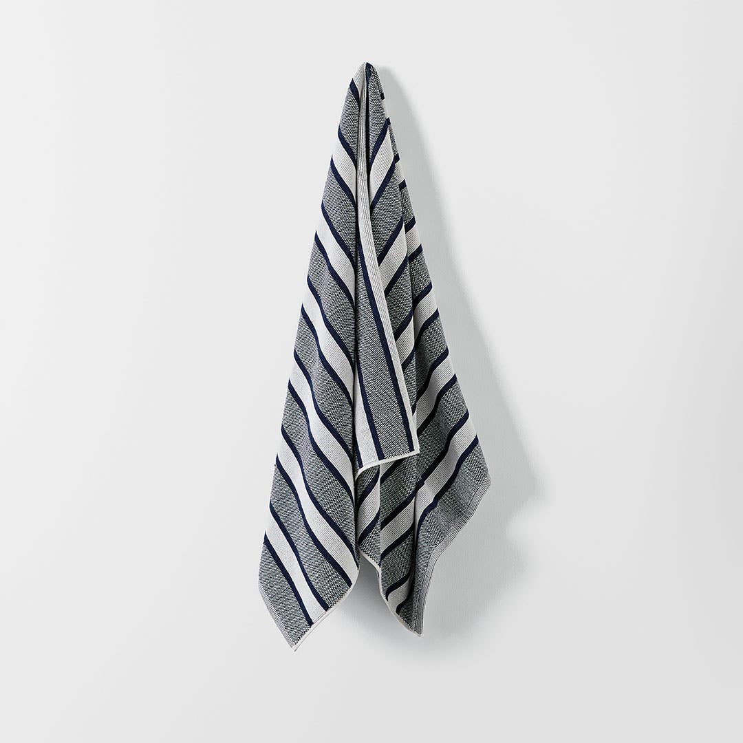 https://s3-ap-southeast-2.amazonaws.com/fusionfactory.commerceconnect.bbnt.production/pim_media/000/188/883/CH_Neve-Wide-Stripe-BT_Navy-Ivory_25880801.jpg?1738817392