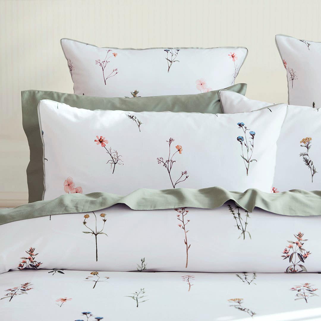 https://s3-ap-southeast-2.amazonaws.com/fusionfactory.commerceconnect.bbnt.production/pim_media/000/197/283/CH_S25-26_LS_Location_Gilly_QQC_Pillow_SI.jpg?1752213025