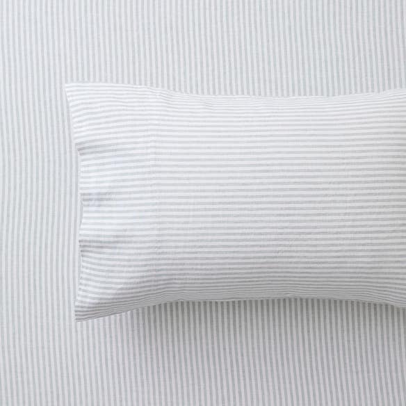 https://s3-ap-southeast-2.amazonaws.com/fusionfactory.commerceconnect.bbnt.production/pim_media/000/197/574/CH_S25-26_Sheet_Sets_Hayes-Blue_SS_Detail_SI.jpg?1752546865
