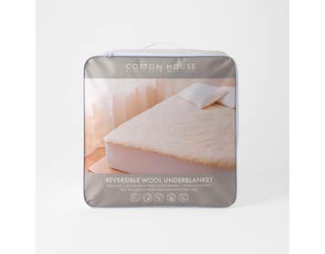 https://s3-ap-southeast-2.amazonaws.com/fusionfactory.commerceconnect.bbnt.production/pim_media/000/150/972/Core_Mattress_-Wool-Under-Blanket_LS_Bedding_Cotton-Protector-Hero_SI.jpg?1686614343
