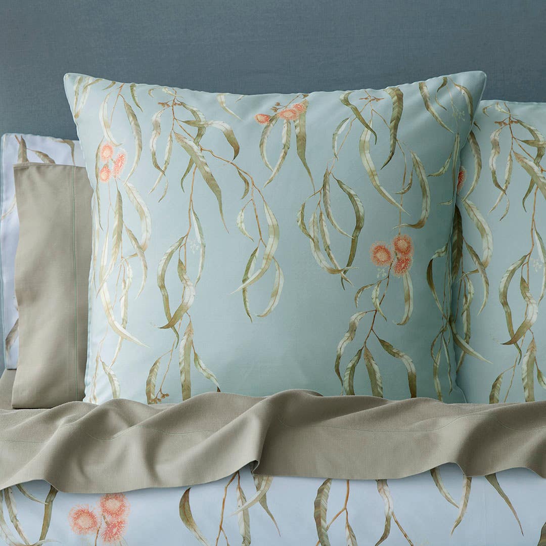 https://s3-ap-southeast-2.amazonaws.com/fusionfactory.commerceconnect.bbnt.production/pim_media/000/206/892/CH_W26_Bedlinen_BOP_Kings-Park_QQC_Euro_SI.jpg?1767921180