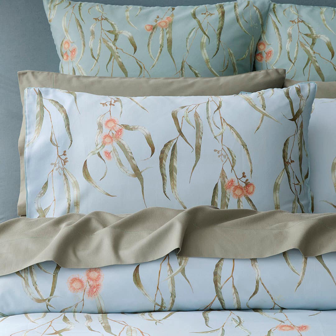 https://s3-ap-southeast-2.amazonaws.com/fusionfactory.commerceconnect.bbnt.production/pim_media/000/206/893/CH_W26_Bedlinen_BOP_Kings-Park_QQC_Pillow_SI.jpg?1767921181