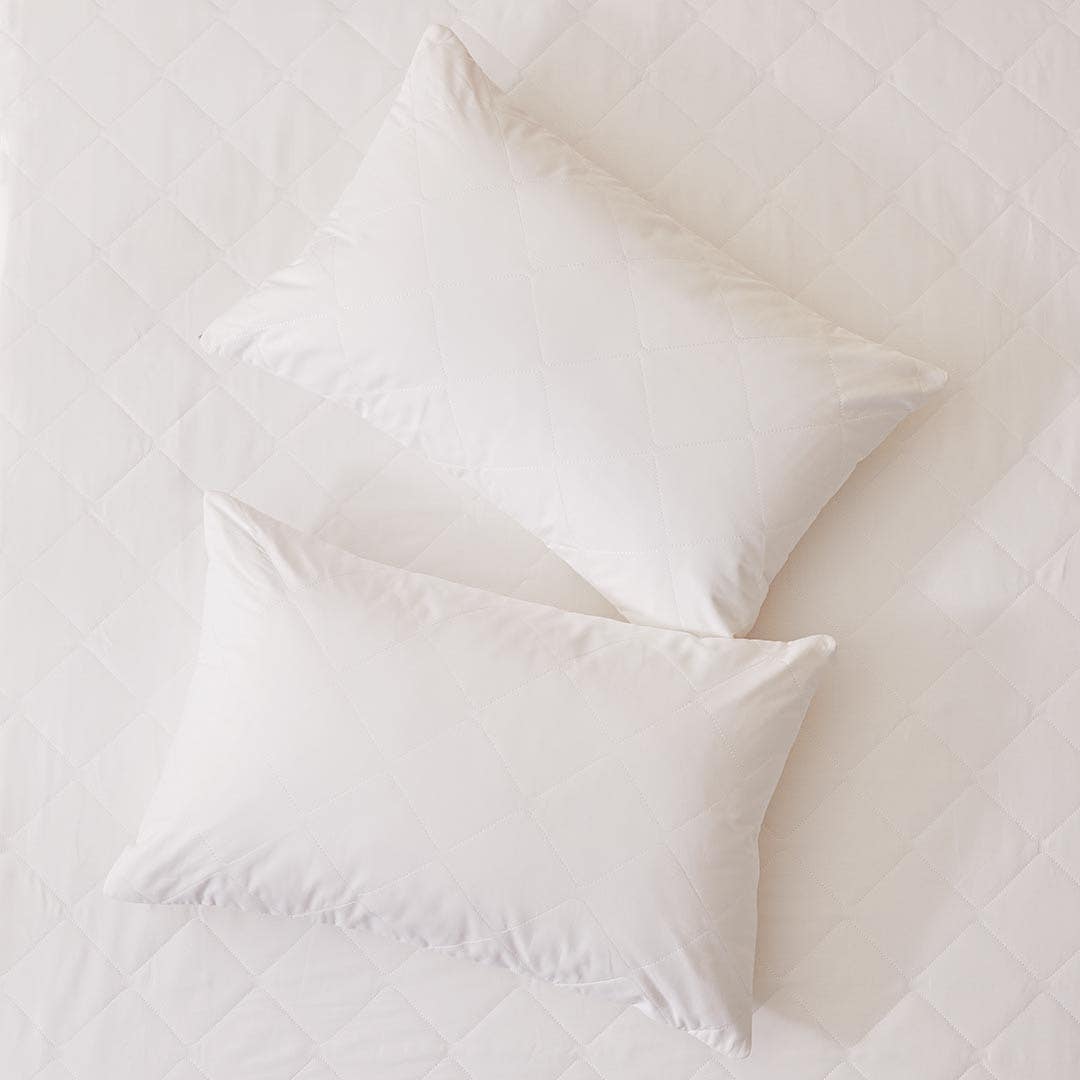 https://s3-ap-southeast-2.amazonaws.com/fusionfactory.commerceconnect.bbnt.production/pim_media/000/150/929/Core_Matress-Pillow-Protector_LS_Bedding_Bamboo-Pillow-Hero_SI.jpg?1686612702