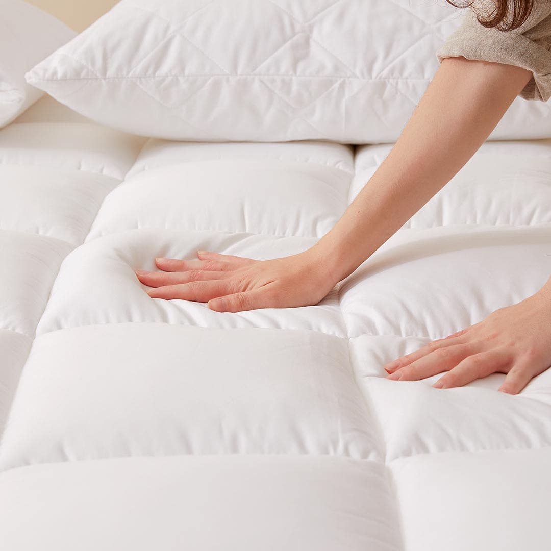https://s3-ap-southeast-2.amazonaws.com/fusionfactory.commerceconnect.bbnt.production/pim_media/000/150/993/Core_Mattress-Pillow-Protector_LS_Bedding_Memory-Fibre-Topper-Detail-4_SI.jpg?1686615133