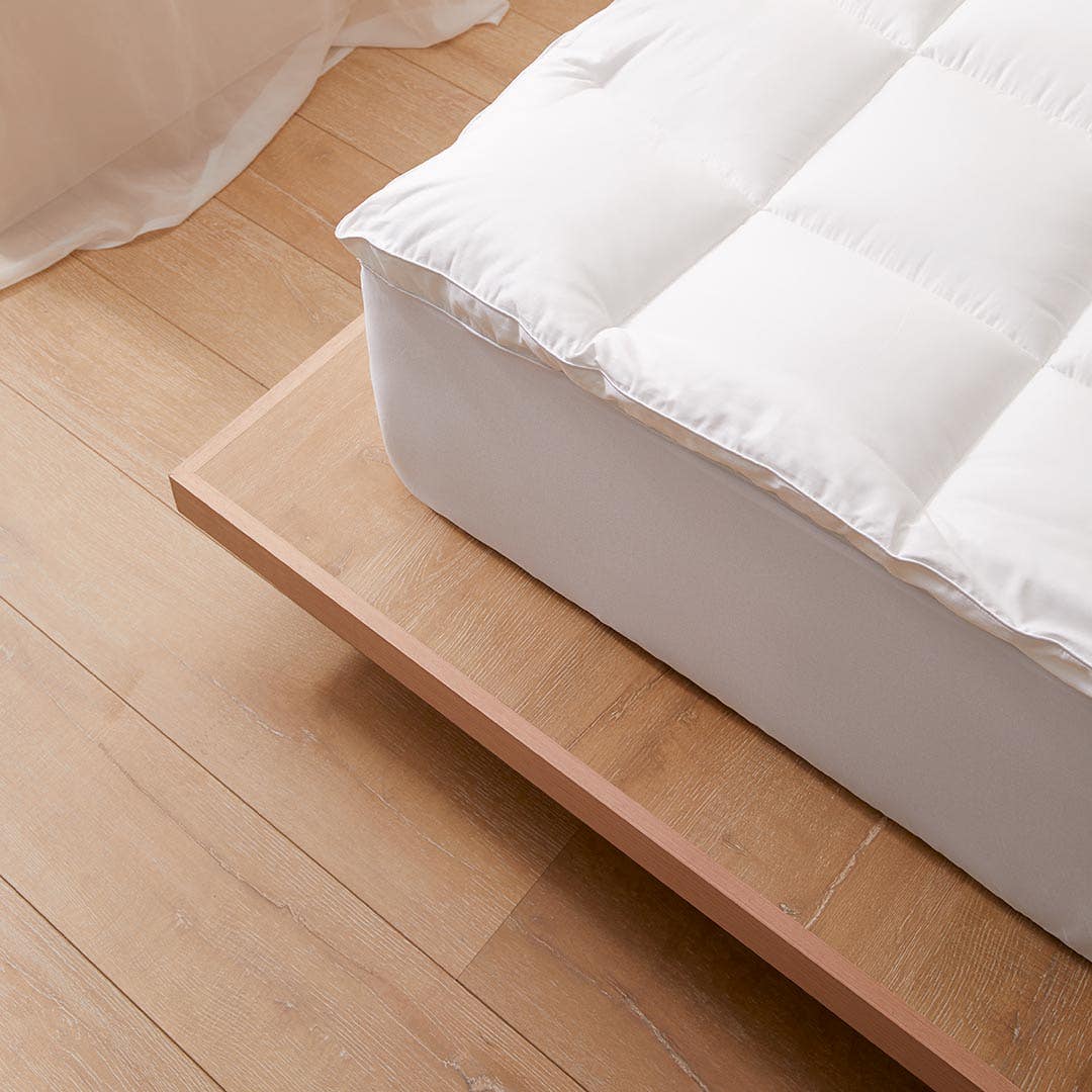 https://s3-ap-southeast-2.amazonaws.com/fusionfactory.commerceconnect.bbnt.production/pim_media/000/150/990/Core_Mattress-Pillow-Protector_LS_Bedding_Memory-Fibre-Topper-Detail_SI.jpg?1686615117