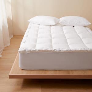 https://s3-ap-southeast-2.amazonaws.com/fusionfactory.commerceconnect.bbnt.production/pim_media/000/150/989/Core_Mattress-Pillow-Protector_LS_Bedding_Memory-Fibre-Topper-Hero_SI.jpg?1686615102