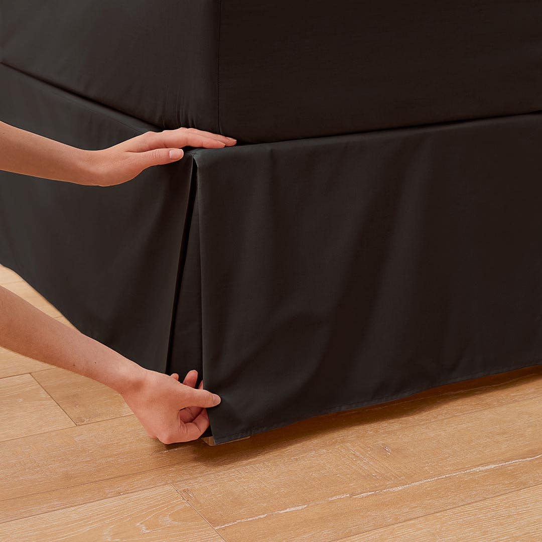 https://s3-ap-southeast-2.amazonaws.com/fusionfactory.commerceconnect.bbnt.production/pim_media/000/150/798/Core_Valance_LS_Bedding_Perfects-Pleated-Valance-Black-Detail-2.jpg?1686267754