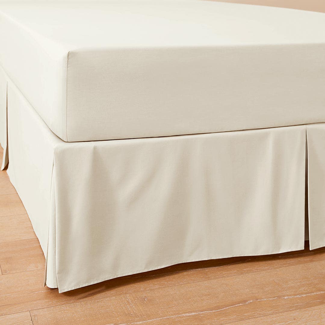 https://s3-ap-southeast-2.amazonaws.com/fusionfactory.commerceconnect.bbnt.production/pim_media/000/151/078/Core_Valance_LS_Bedding_Perfects-Pleated-Valance-Vanilla-Detail.jpg?1686782199