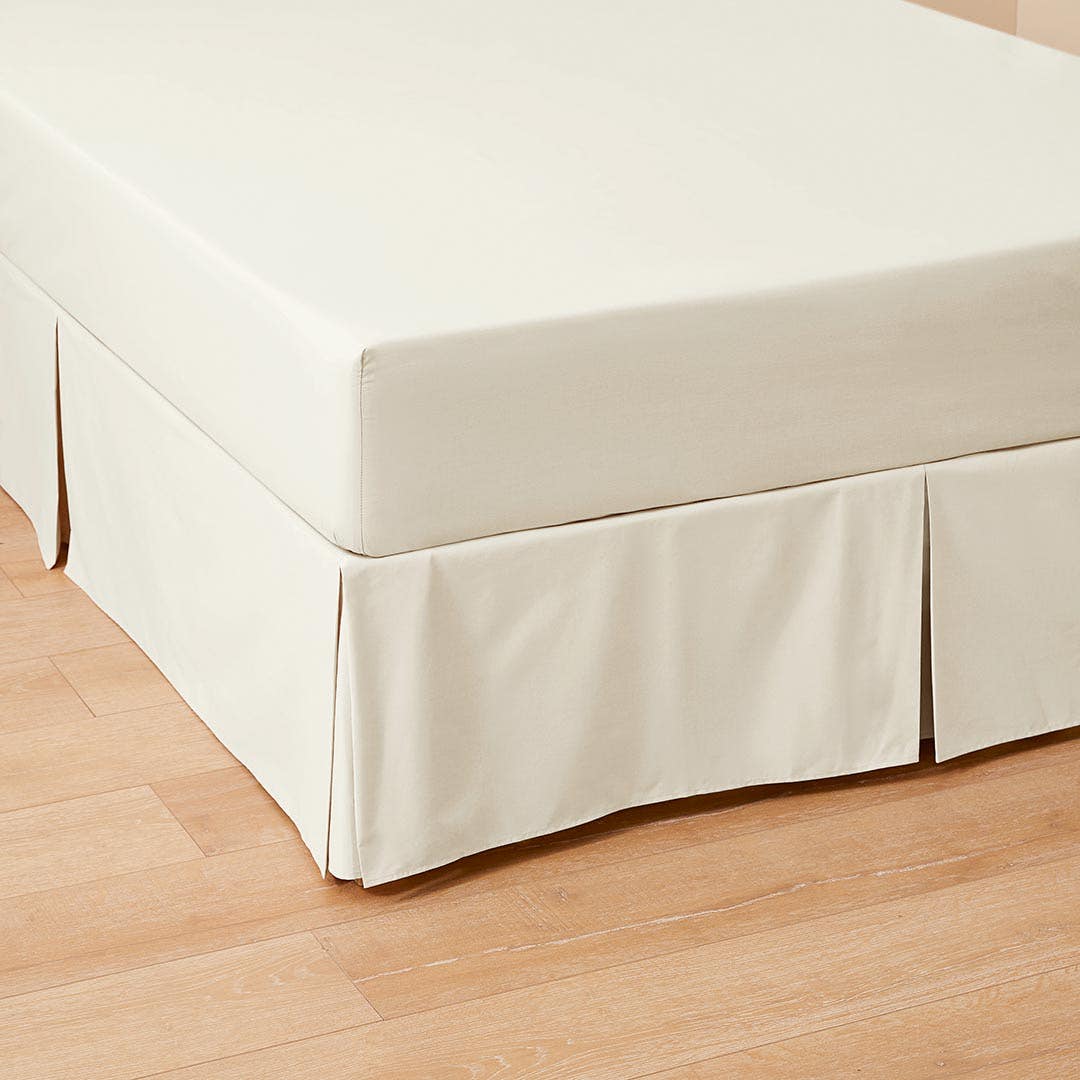 https://s3-ap-southeast-2.amazonaws.com/fusionfactory.commerceconnect.bbnt.production/pim_media/000/151/077/Core_Valance_LS_Bedding_Perfects-Pleated-Valance-Vanilla-Hero.jpg?1686782191