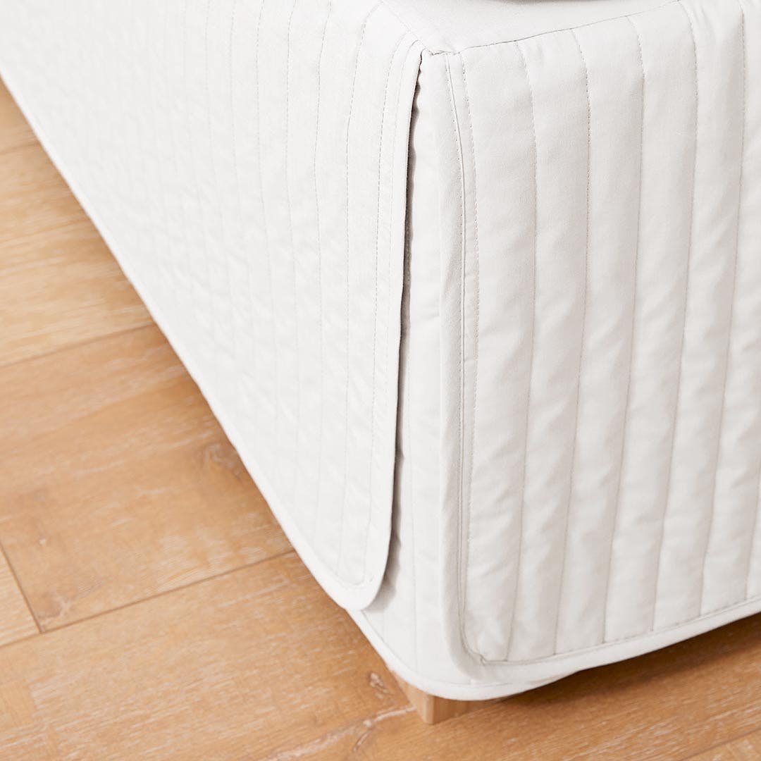 https://s3-ap-southeast-2.amazonaws.com/fusionfactory.commerceconnect.bbnt.production/pim_media/000/150/767/Core_Valance_LS_Bedding_Perfects-padded-valance-White-Detail-2.jpg?1686265103