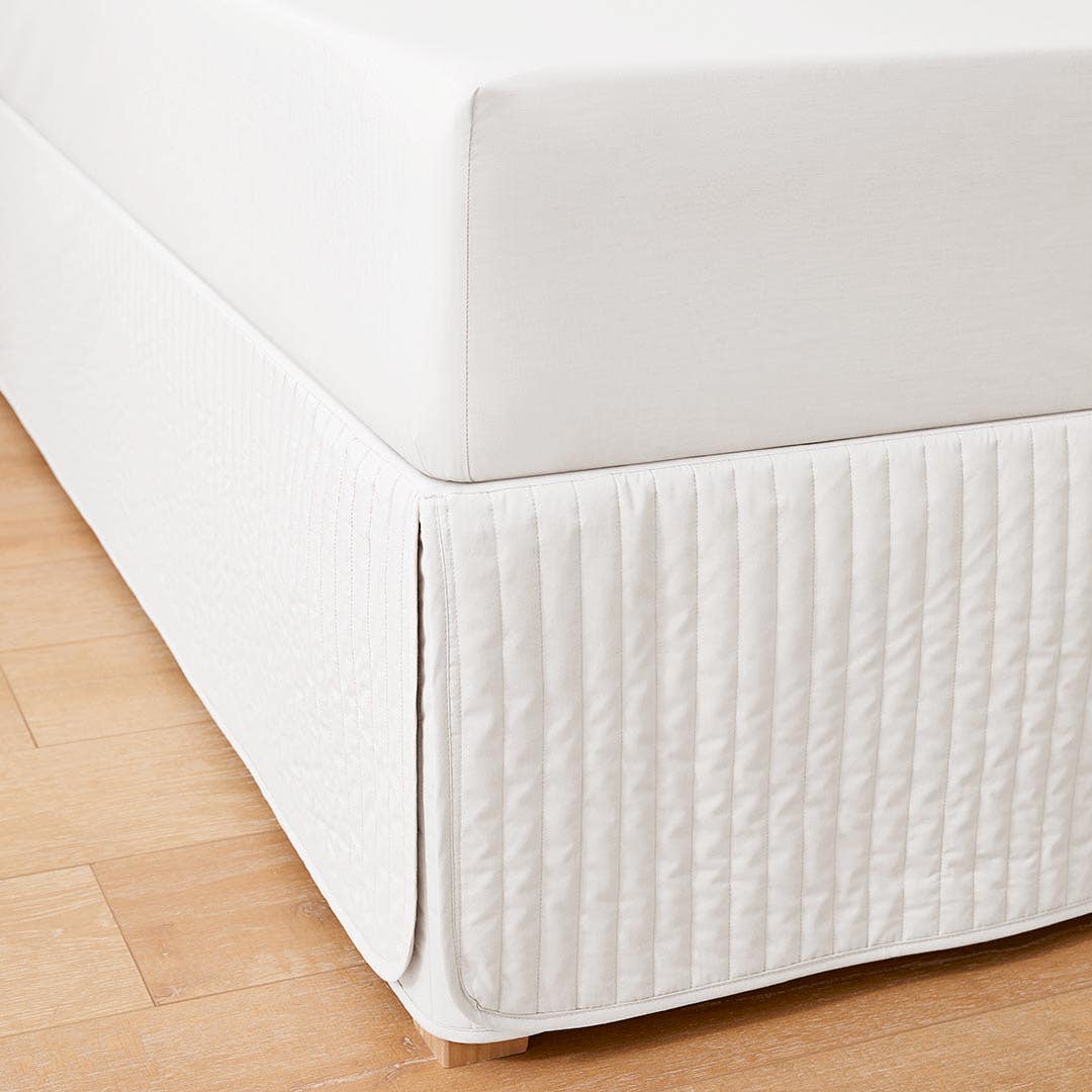 https://s3-ap-southeast-2.amazonaws.com/fusionfactory.commerceconnect.bbnt.production/pim_media/000/150/766/Core_Valance_LS_Bedding_Perfects-padded-valance-White-Detail.jpg?1686265098