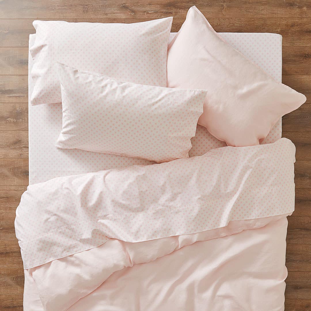 https://s3-ap-southeast-2.amazonaws.com/fusionfactory.commerceconnect.bbnt.production/pim_media/000/157/083/Cotton_House_W24_Sheet-Sets_Irene-Blush_SS_SI.jpg?1702355579