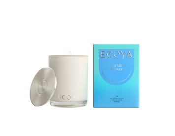 https://s3-ap-southeast-2.amazonaws.com/fusionfactory.commerceconnect.bbnt.production/pim_media/000/167/822/ECOYA_Lotus_Flower_Madison_Candle_MADI202__1.jpg?1723614447