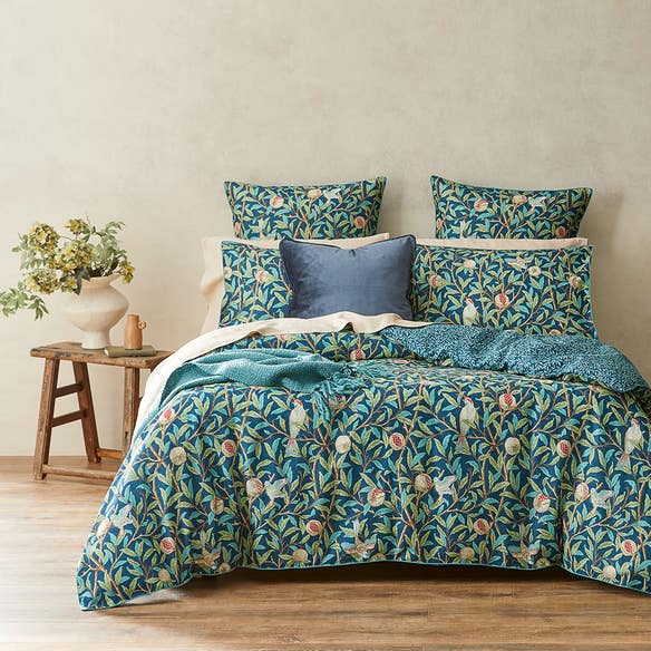 https://s3-ap-southeast-2.amazonaws.com/fusionfactory.commerceconnect.bbnt.production/pim_media/000/150/476/M_C_S24_Bedlinen_Bird_Pomegranate_QQC_SI.jpg?1685946546