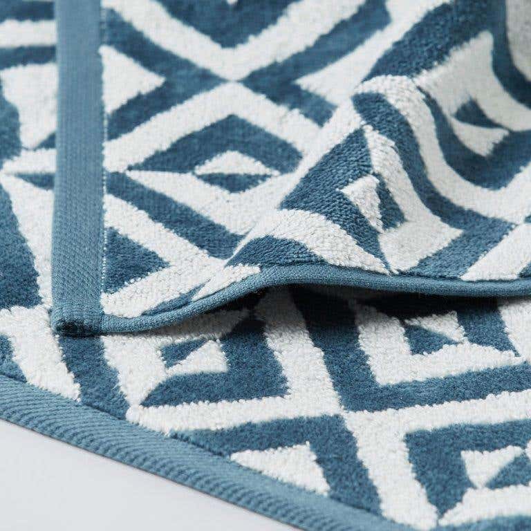 https://s3-ap-southeast-2.amazonaws.com/fusionfactory.commerceconnect.bbnt.production/pim_media/000/059/384/M_F-Hampton-Towels-Teal-Blue-Ivory-198678-Detail.jpg?1589264904