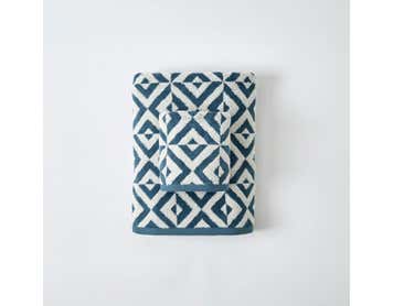 https://s3-ap-southeast-2.amazonaws.com/fusionfactory.commerceconnect.bbnt.production/pim_media/000/059/383/M_F-Hampton-Towels-Teal-Blue-Ivory-198678-R.jpg?1589264893