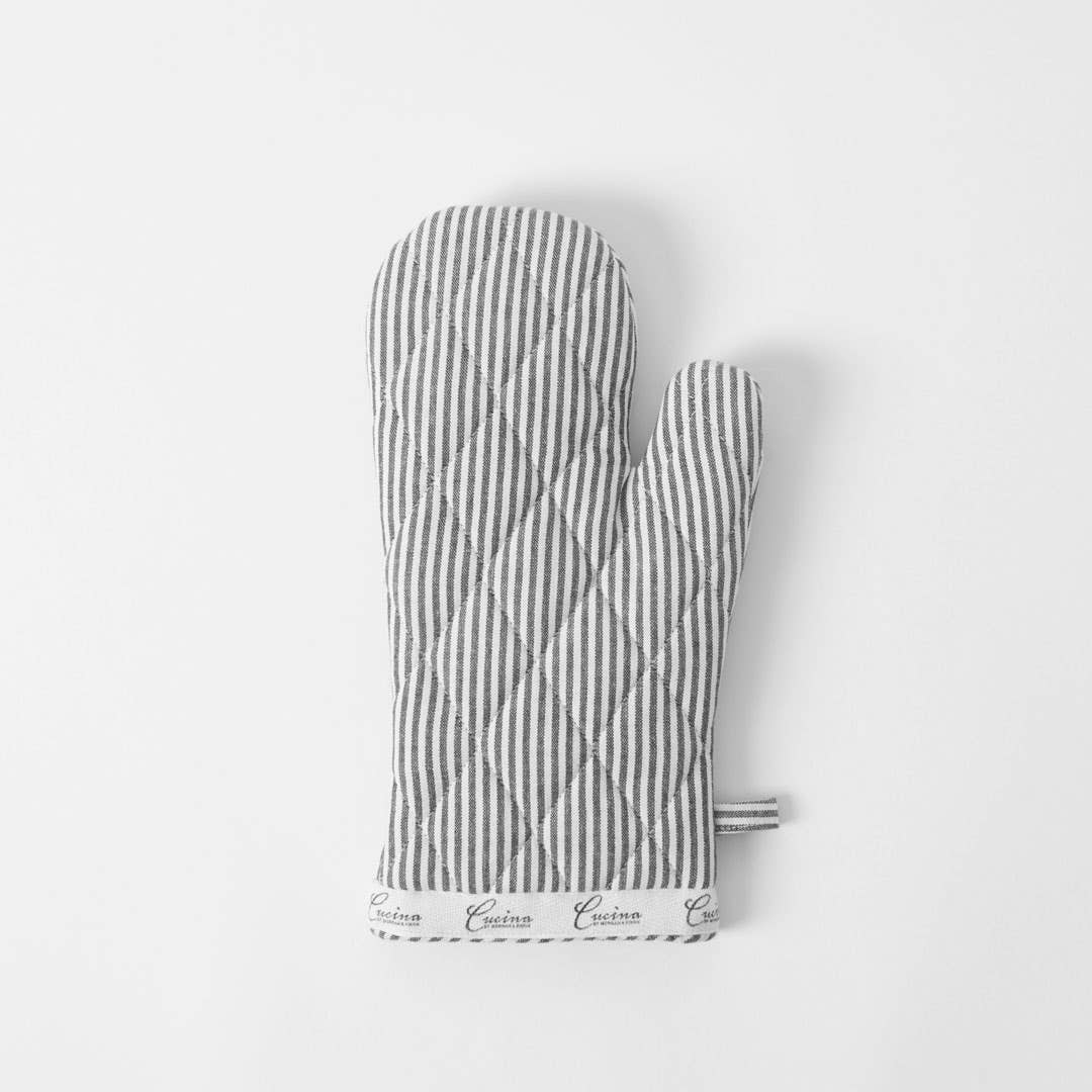https://s3-ap-southeast-2.amazonaws.com/fusionfactory.commerceconnect.bbnt.production/pim_media/000/056/422/M_F-Marlton-Oven-Glove-Charcoal-Ivory-20949201_-_Copy.jpg?1588141660
