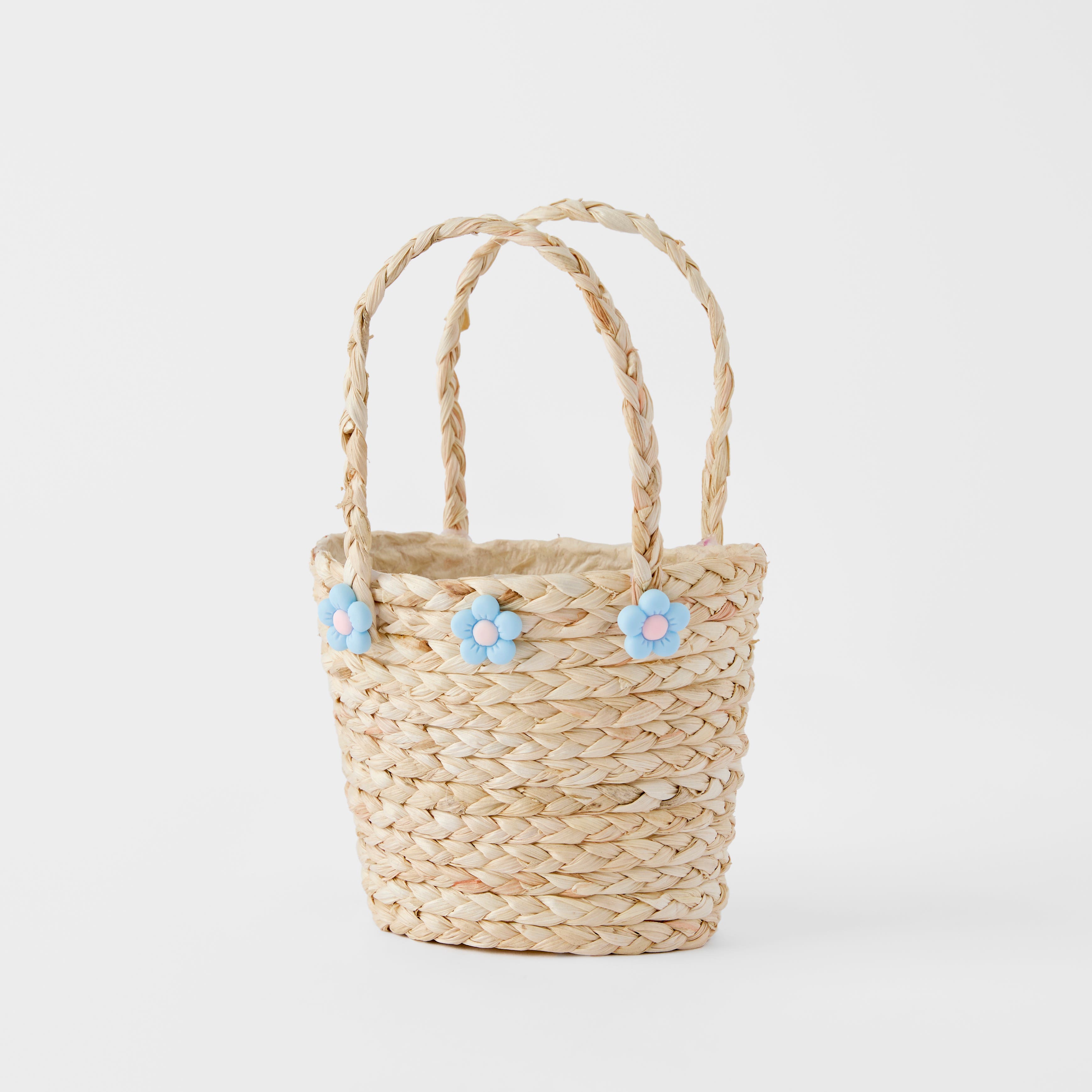 https://s3-ap-southeast-2.amazonaws.com/fusionfactory.commerceconnect.bbnt.production/pim_media/000/186/657/M_F_Basket-Daisies_Blue_25922402.jpg?1736379119