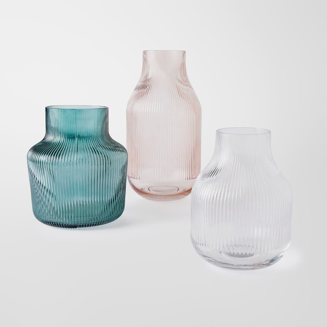 https://s3-ap-southeast-2.amazonaws.com/fusionfactory.commerceconnect.bbnt.production/pim_media/000/152/136/M_F_Bennett_Ribbed_Glass_Vase_22937_R_SI.jpg?1690849789
