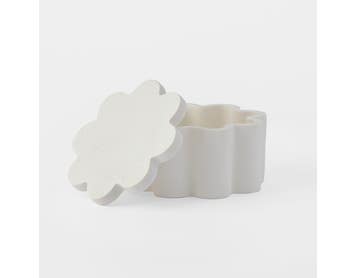 https://s3-ap-southeast-2.amazonaws.com/fusionfactory.commerceconnect.bbnt.production/pim_media/000/181/673/M_F_Bisou-Trinket-Box_Off-White_26144102_V2_SI.jpg?1734499078