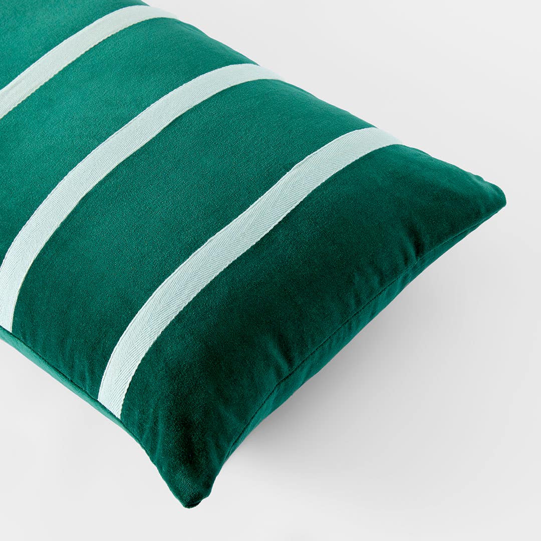https://s3-ap-southeast-2.amazonaws.com/fusionfactory.commerceconnect.bbnt.production/pim_media/000/191/552/M_F_Claude-Cushion_Emerald_26176601_Detail-01_SI.jpg?1742859484
