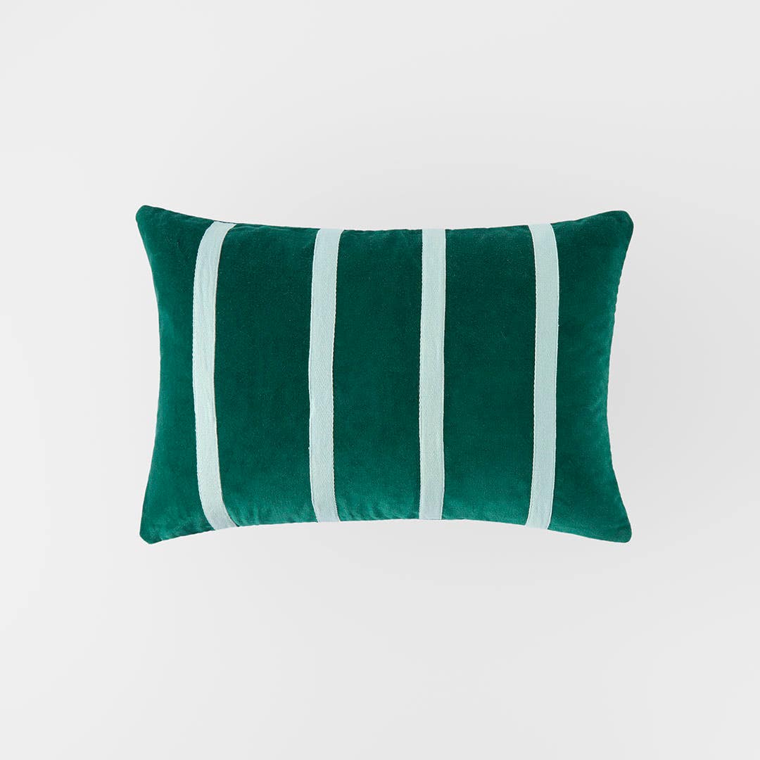 https://s3-ap-southeast-2.amazonaws.com/fusionfactory.commerceconnect.bbnt.production/pim_media/000/191/551/M_F_Claude-Cushion_Emerald_26176601_SI.jpg?1742859484