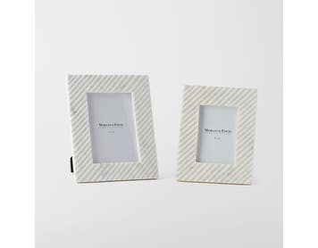 https://s3-ap-southeast-2.amazonaws.com/fusionfactory.commerceconnect.bbnt.production/pim_media/000/172/989/M_F_Delphi-Marble-Photo-Frame_White_25873_R_SI.jpg?1729119573