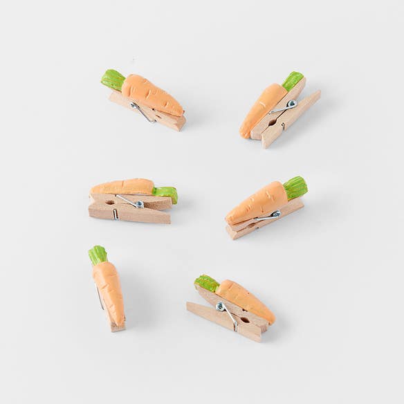 https://s3-ap-southeast-2.amazonaws.com/fusionfactory.commerceconnect.bbnt.production/pim_media/000/204/345/M_F_Easter26_S6-Carrot-Clips_Orange_26640801_SI.jpg?1763085447